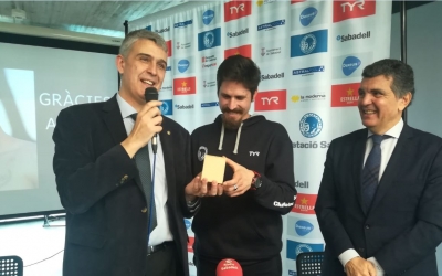 Aschwin Wildeboer ha rebut un rellotge en mans del president del CN Sabadell, Claudi Martí. A la dreta, el president de la Federació catalana, Enric Bertrán | Sergi Park